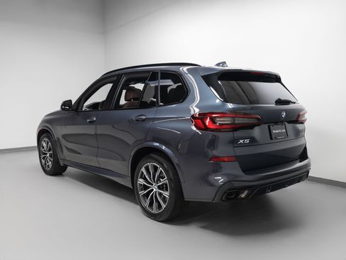 Used 2022 BMW X5 xDrive40i w/ M Sport Package AWD/4WD image 3