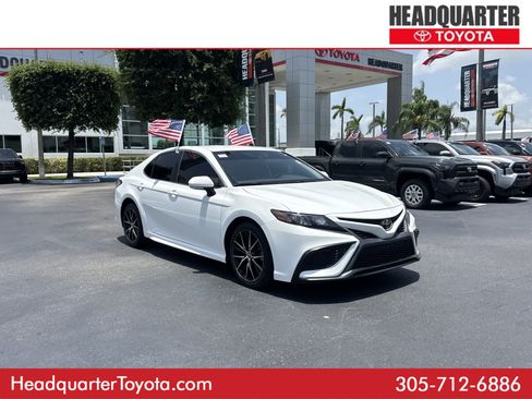 Used 2022 Toyota Camry SE FWD image 1