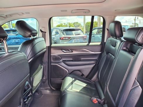 Used 2022 Jeep Grand Cherokee Limited image 31