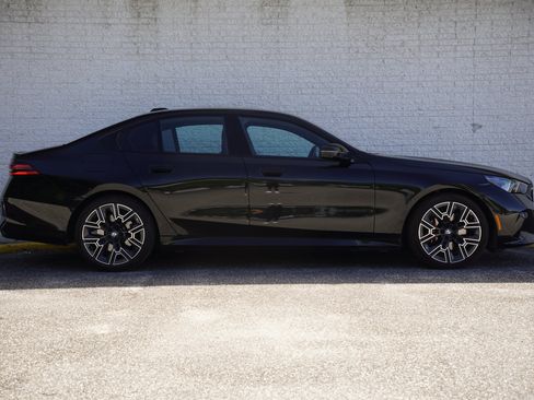 Used 2025 BMW 530i w/ M Sport Package RWD image 8
