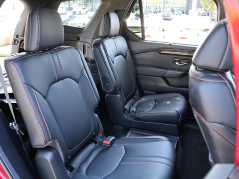 Certified 2025 Honda Pilot TrailSport image 38