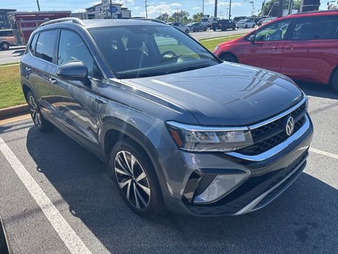 Used 2022 Volkswagen Taos SE w/ Panoramic Sunroof Package image 2