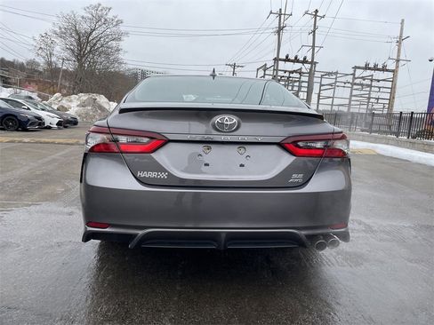 Used 2022 Toyota Camry SE w/ Cold Weather Package image 4