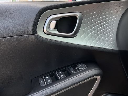 Used 2025 Kia Soul LX w/ LX Technology Package FWD image 17