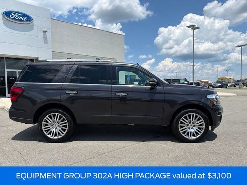 Used 2024 Ford Expedition Limited AWD/4WD image 2