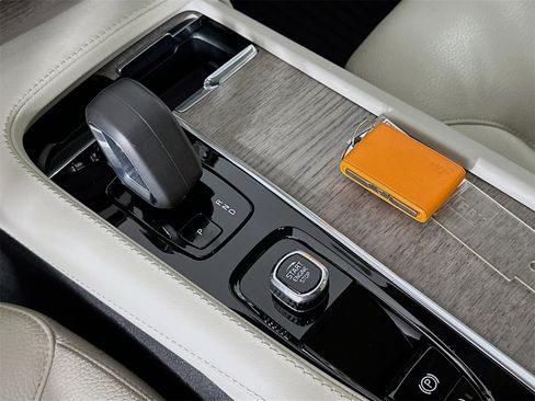 Used 2024 Volvo XC90 T8 Plus w/ Protection Package Premier image 17