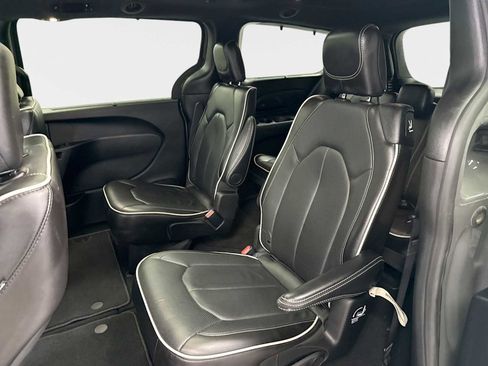 Used 2025 Chrysler Pacifica Limited image 25