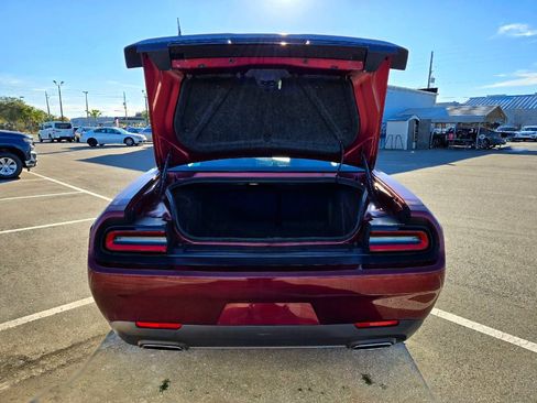 Used 2017 Dodge Challenger SXT image 18