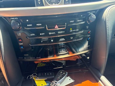 Used 2019 Lexus LX 570 4WD w/ Luxury Package image 27