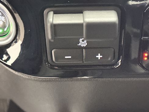 Used 2025 GMC Sierra 1500 Elevation image 38