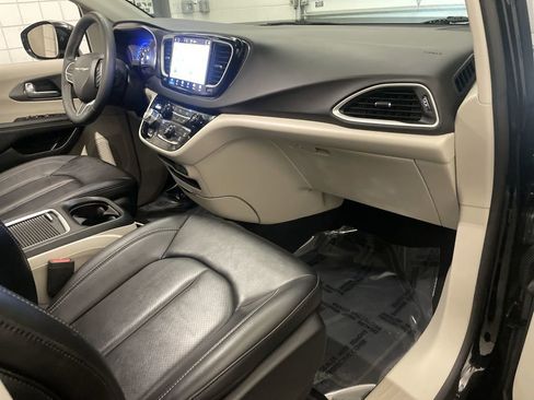 Used 2024 Chrysler Pacifica Touring-L FWD image 21