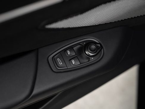 Used 2025 Aston Martin V8 Vantage Coupe image 32