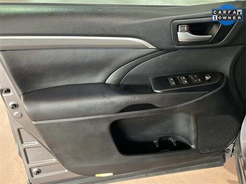 Used 2017 Toyota Highlander SE image 27