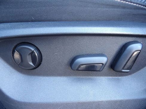 Used 2022 Volkswagen Atlas Cross Sport SE image 12