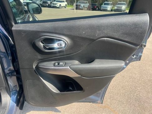 Used 2019 Jeep Cherokee Latitude w/ Cold Weather Group AWD/4WD image 12