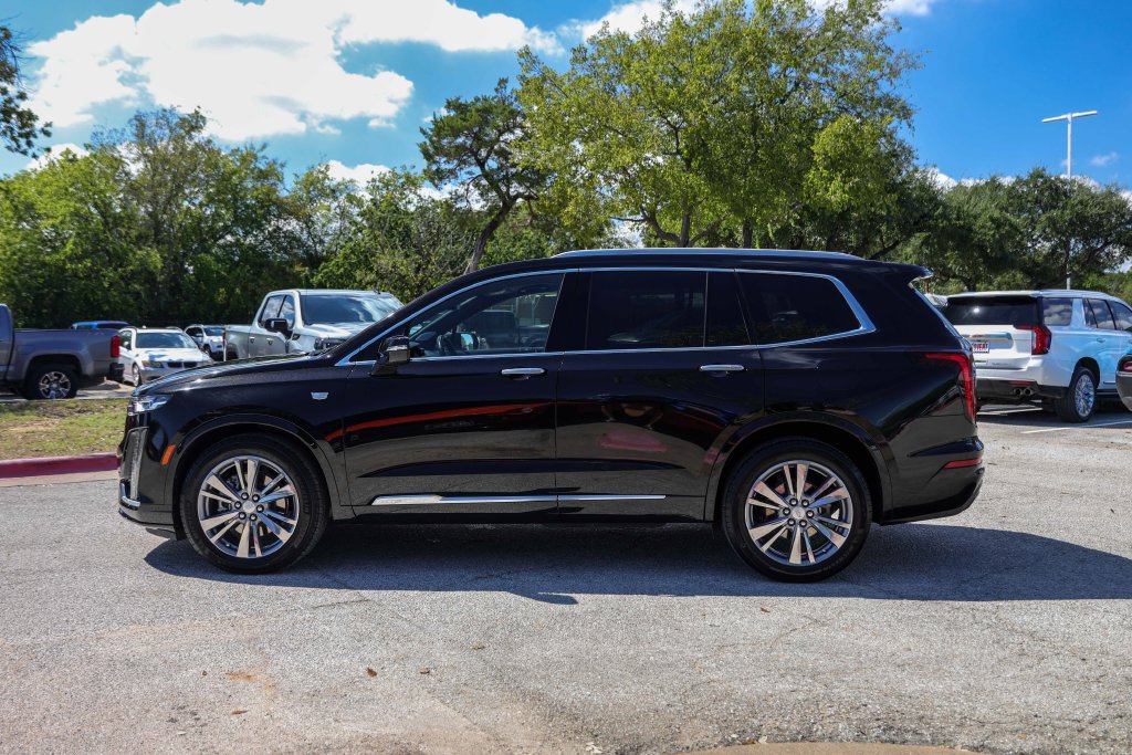 Used 2025 Cadillac XT6 Premium Luxury FWD image 2