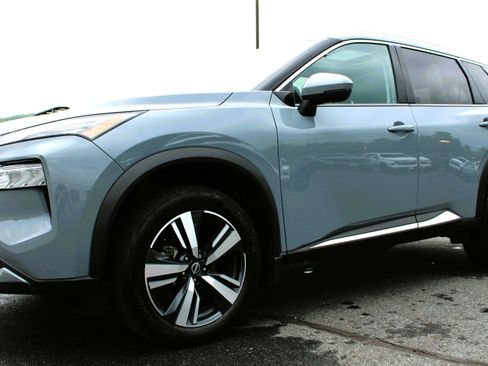 Used 2023 Nissan Rogue SL AWD/4WD image 2