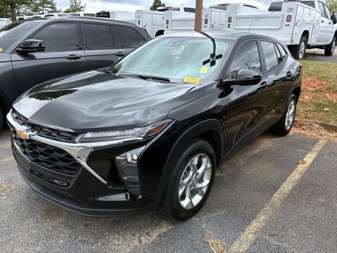 Used 2025 Chevrolet Trax LS w/ LS Convenience Package FWD image 3