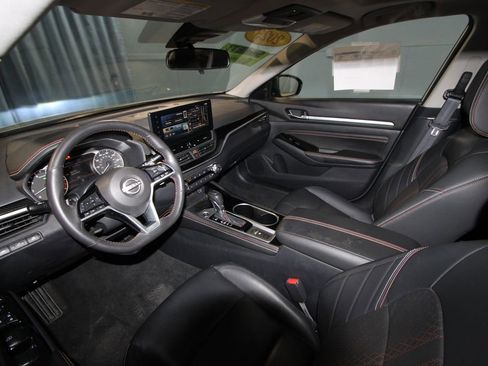 Used 2023 Nissan Altima 2.5 SR w/ SR Premium Package image 2