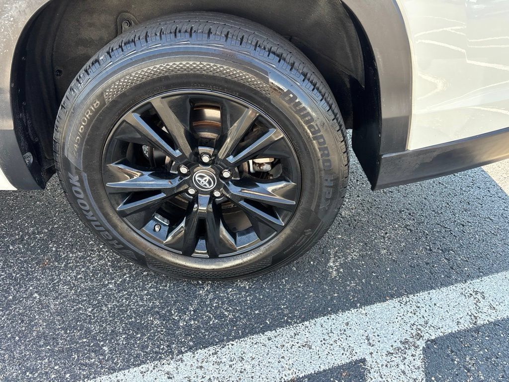 Used 2016 Toyota Highlander XLE FWD image 12