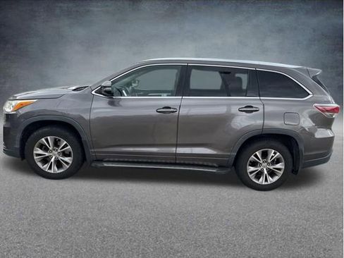 Used 2015 Toyota Highlander XLE FWD image 2