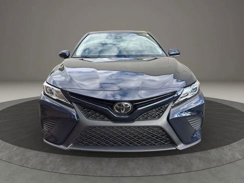 Used 2020 Toyota Camry SE image 2