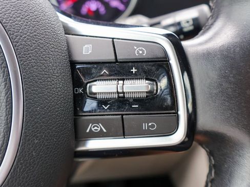 Used 2024 Kia Carnival LX FWD image 14