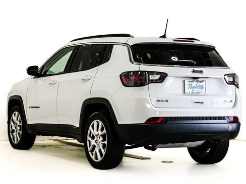 Used 2022 Jeep Compass Latitude w/ Sun and Sound Group AWD/4WD image 9