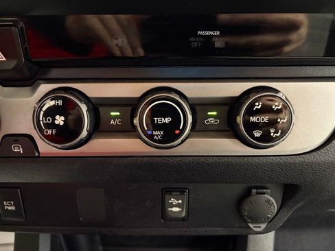 Used 2017 Toyota Tacoma SR w/ Tow Package AWD/4WD image 15