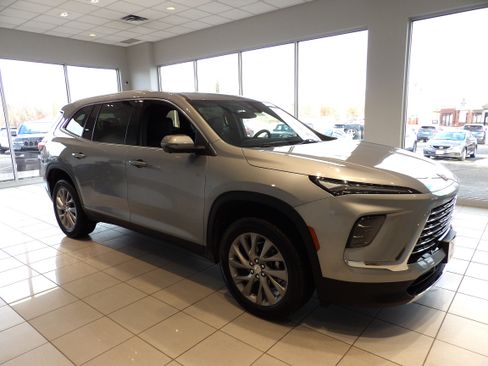 Used 2025 Buick Enclave Preferred image 3