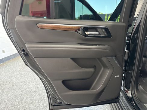 Used 2025 Chevrolet Tahoe High Country AWD/4WD image 21
