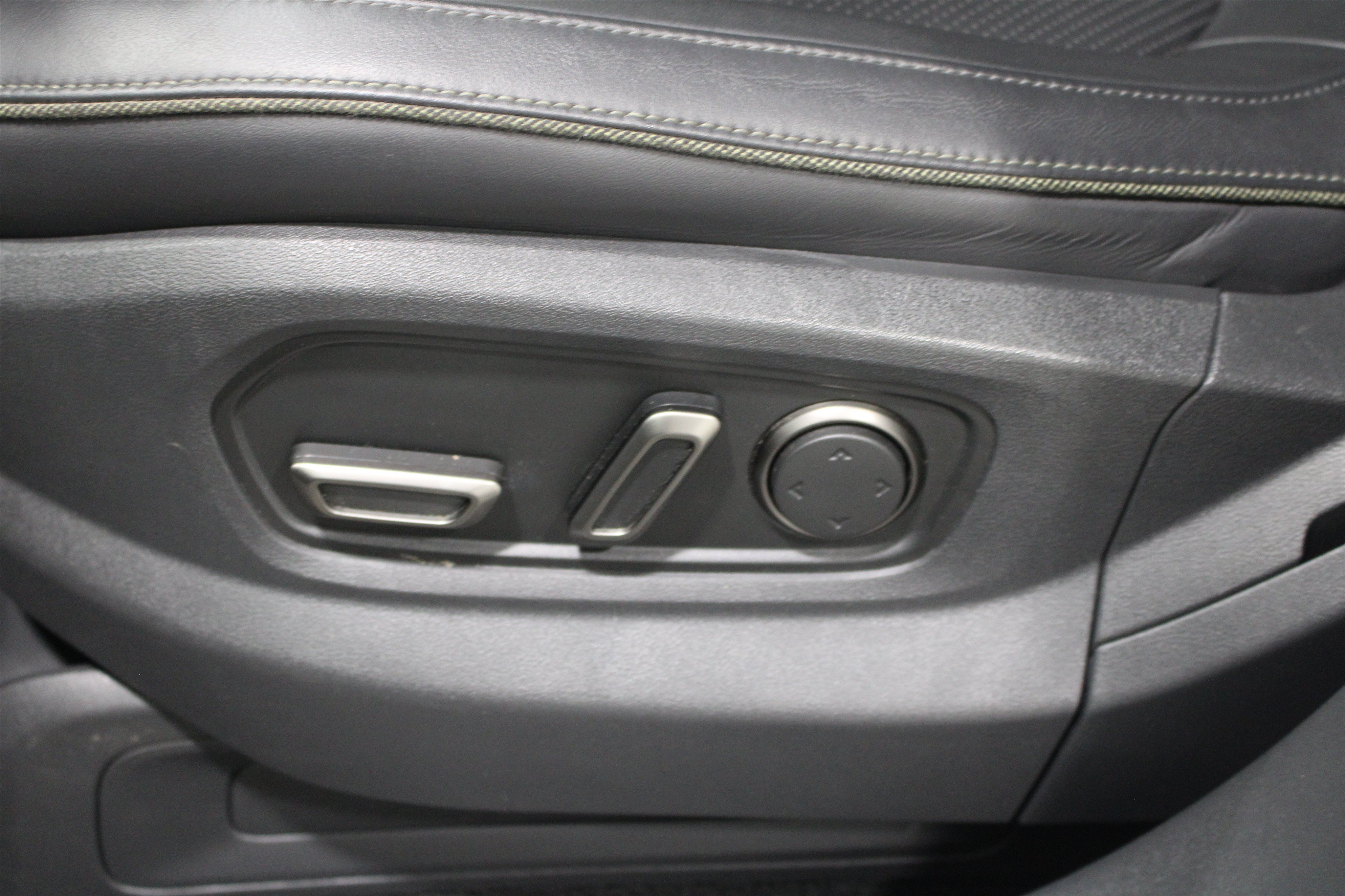 Used 2024 Rivian R1S Adventure Quad AWD/4WD image 5
