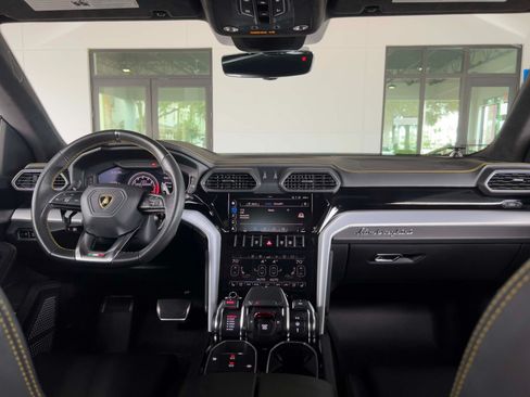 Used 2020 Lamborghini Urus AWD/4WD image 22