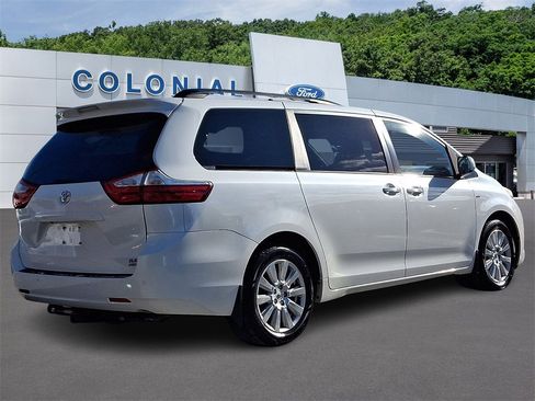 Used 2017 Toyota Sienna XLE Premium image 6