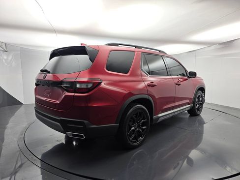 Used 2025 Honda Pilot Touring image 4