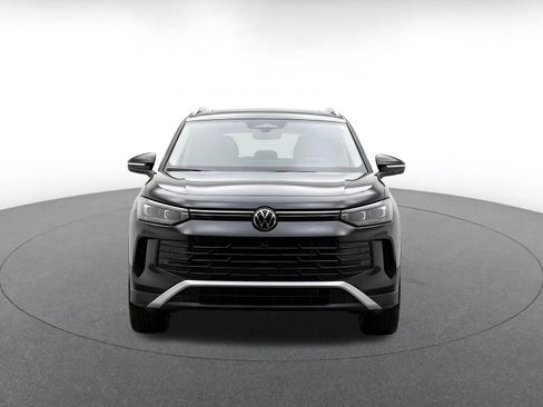 Used 2026 Volkswagen Tiguan SE AWD/4WD image 2