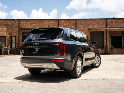 Used 2022 Kia Telluride LX AWD/4WD image 2