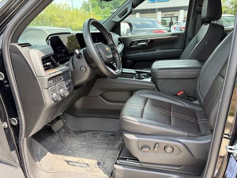 Used 2025 Chevrolet Suburban High Country AWD/4WD image 11