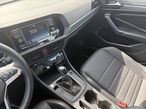 Used 2022 Volkswagen Jetta SE image 16