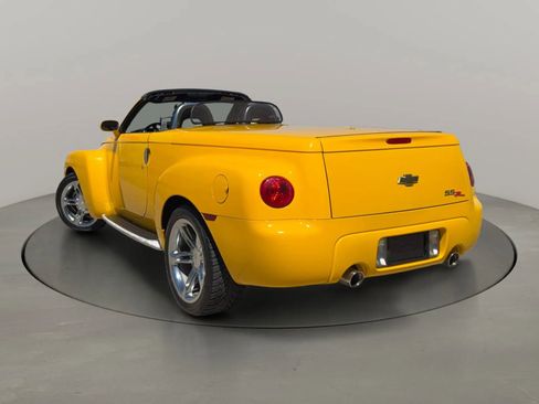 Used 2004 Chevrolet SSR w/ Preferred Equipment Group RWD image 3
