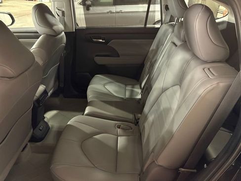 Used 2024 Toyota Highlander XLE image 28