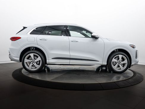 Used 2025 Audi Q5 Premium Plus w/ Premium Plus AWD/4WD image 3
