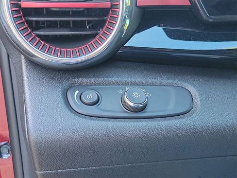 Certified 2024 Chevrolet Trax RS w/ Sunroof Package image 32