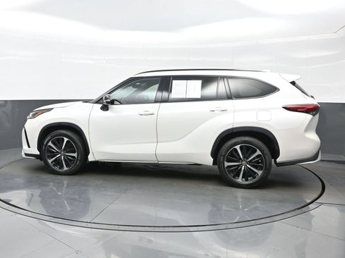 Used 2021 Toyota Highlander XSE AWD/4WD image 3