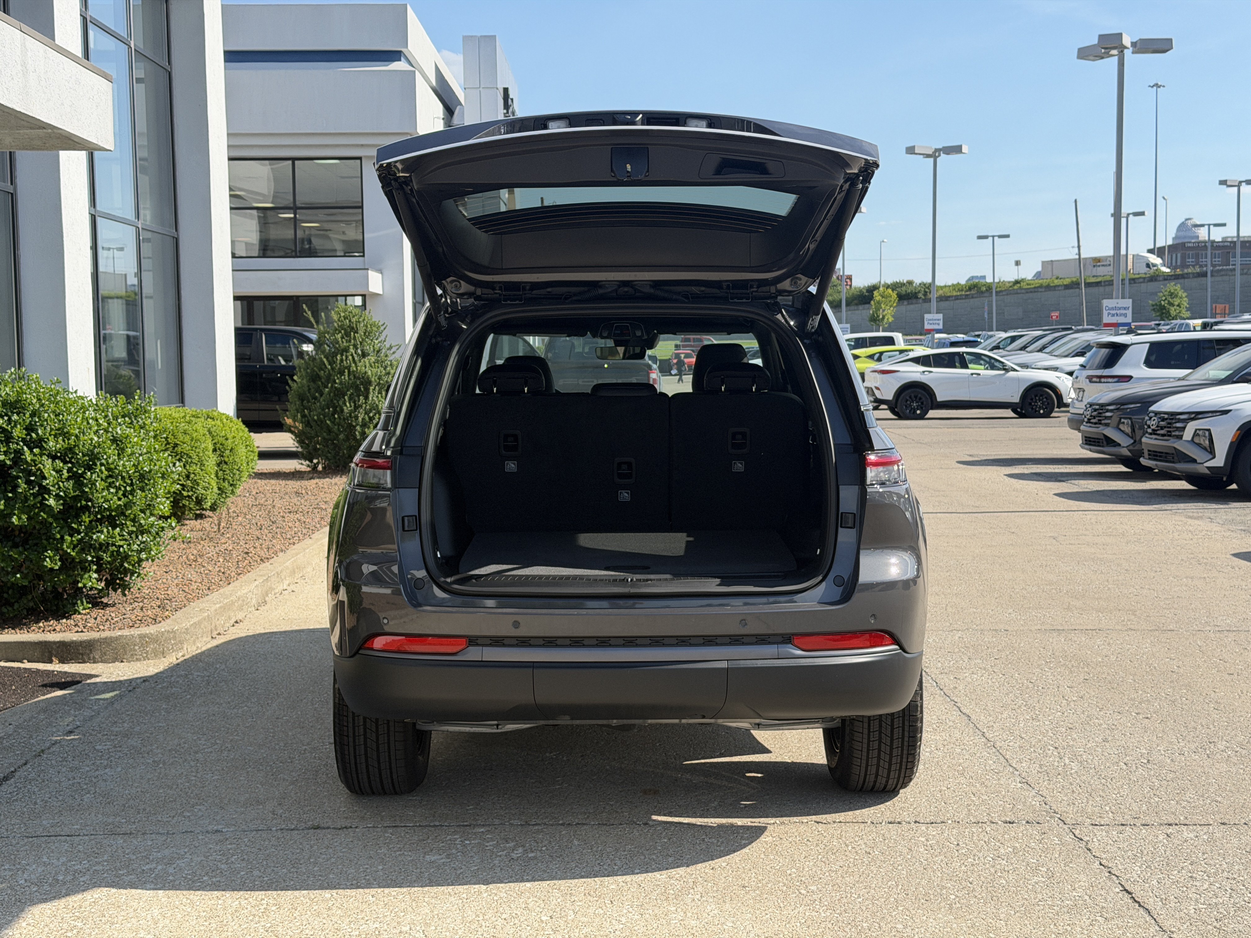 New 2026 Jeep Grand Cherokee Altitude AWD/4WD image 9