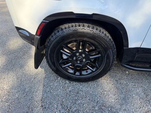 Used 2023 Land Rover Defender 90 X-Dynamic SE image 9