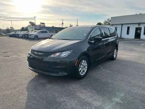 Used 2023 Chrysler Voyager LX FWD image 33