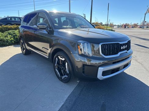 Used 2024 Kia Telluride EX w/ EX Captain's Chair Package image 3