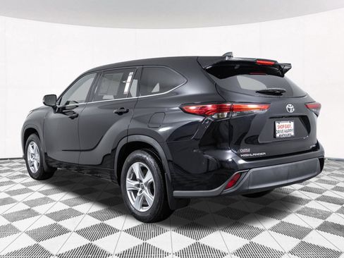 Used 2022 Toyota Highlander LE AWD/4WD image 16