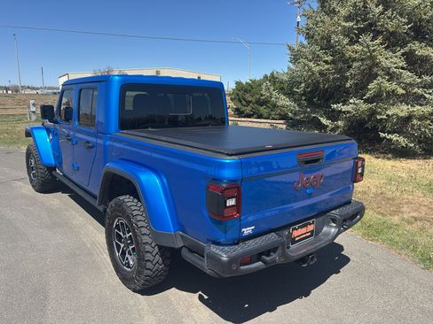 Used 2024 Jeep Gladiator Rubicon AWD/4WD image 7